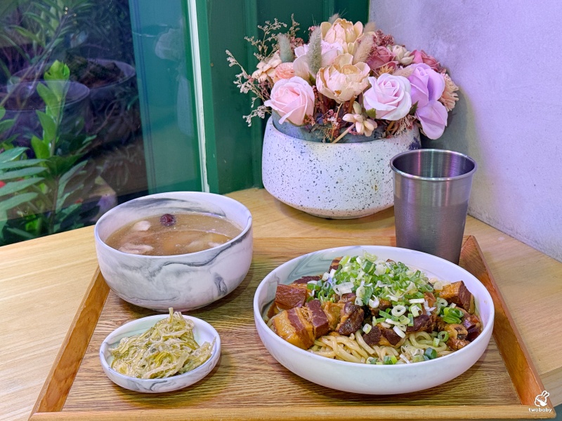 【肚肚餐室 DOO DOO HUNGRY】板橋創意台式麵館，鹹蛋黃＋銷魂焢肉，吃過都會懷念！ @兔貝比的菲比尋嚐