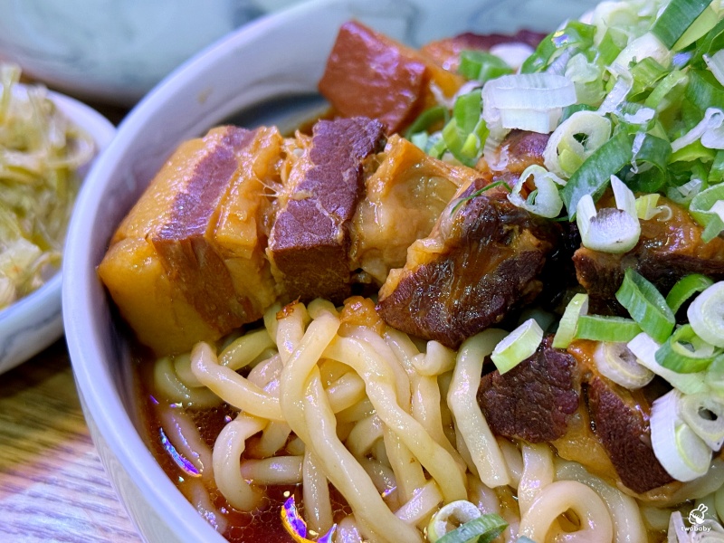 【肚肚餐室 DOO DOO HUNGRY】板橋創意台式麵館，鹹蛋黃＋銷魂焢肉，吃過都會懷念！ @兔貝比的菲比尋嚐