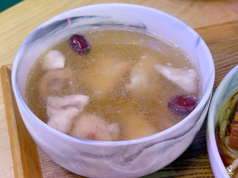 【肚肚餐室 DOO DOO HUNGRY】板橋創意台式麵館，鹹蛋黃＋銷魂焢肉，吃過都會懷念！ @兔貝比的菲比尋嚐