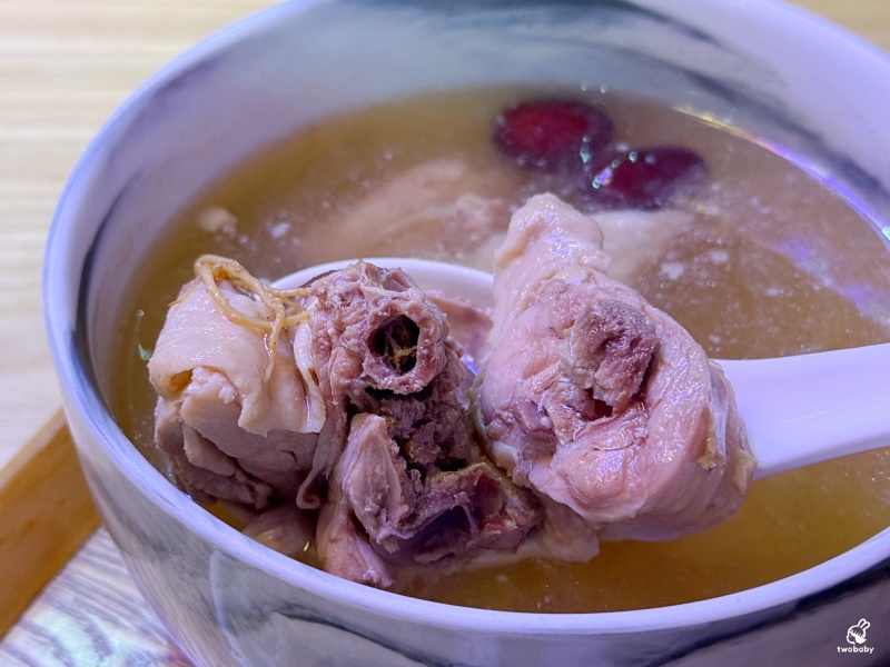 【肚肚餐室 DOO DOO HUNGRY】板橋創意台式麵館，鹹蛋黃＋銷魂焢肉，吃過都會懷念！ @兔貝比的菲比尋嚐