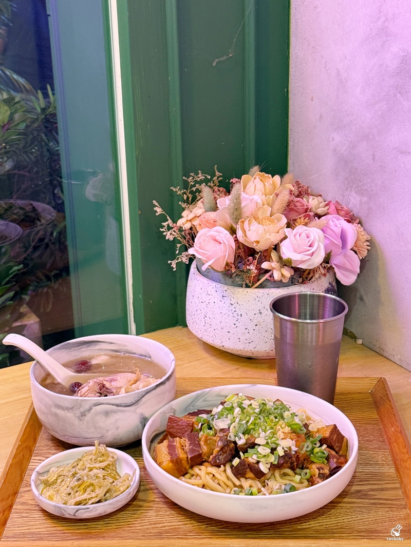 【肚肚餐室 DOO DOO HUNGRY】板橋創意台式麵館，鹹蛋黃＋銷魂焢肉，吃過都會懷念！ @兔貝比的菲比尋嚐