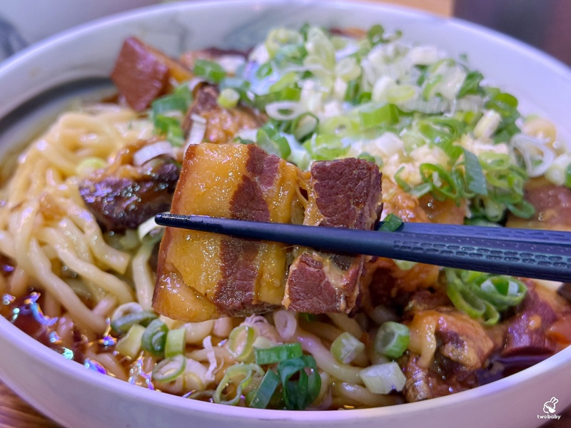 【肚肚餐室 DOO DOO HUNGRY】板橋創意台式麵館，鹹蛋黃＋銷魂焢肉，吃過都會懷念！ @兔貝比的菲比尋嚐
