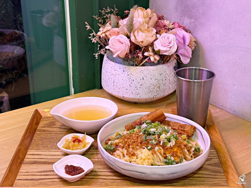 【肚肚餐室 DOO DOO HUNGRY】板橋創意台式麵館，鹹蛋黃＋銷魂焢肉，吃過都會懷念！ @兔貝比的菲比尋嚐