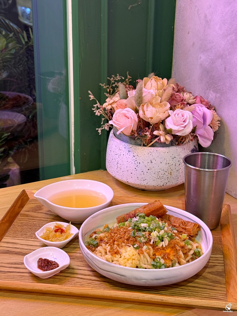 【肚肚餐室 DOO DOO HUNGRY】板橋創意台式麵館，鹹蛋黃＋銷魂焢肉，吃過都會懷念！ @兔貝比的菲比尋嚐