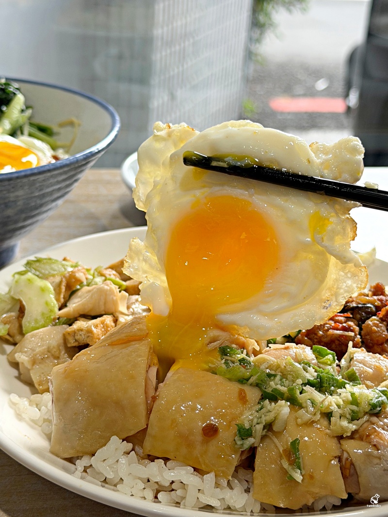 相家鷄隱味飯 簡約文青風格還以為來到咖啡廳 結果竟然是賣雞的！ @兔貝比的菲比尋嚐