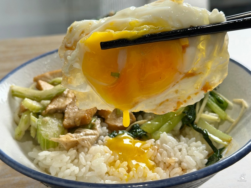 相家鷄隱味飯 簡約文青風格還以為來到咖啡廳 結果竟然是賣雞的！ @兔貝比的菲比尋嚐