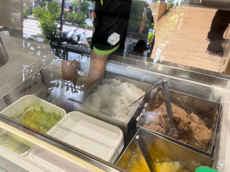 台中冰品推薦｜松盈傳奇冰淇淋三明治冰餅 超濃郁不甜膩 吃過回不去！ @兔貝比的菲比尋嚐