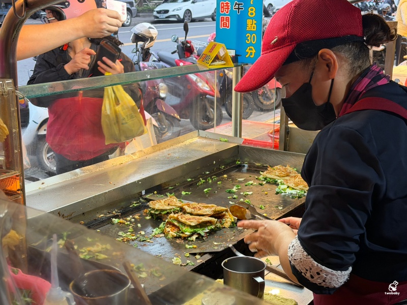 忠將蔥蔬餅 超有料的蔥油餅根本是大阪燒 一份就飽到翻肚！新莊美秀市場必吃排隊美食 @兔貝比的菲比尋嚐