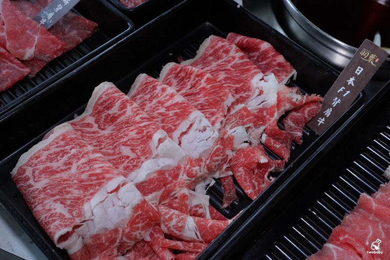 羽葉麻辣火鍋三重都會館|平日只要539元起 爽吃火鍋+百道熟食飲品甜點 加價升級套餐 浮誇肉海CP值高到爆表! @兔貝比的菲比尋嚐 羽葉麻辣火鍋三重都會館|平日只要539元起 爽吃火鍋+百道熟食飲品甜點 加價升級套餐 浮誇肉海CP值高到爆表! @兔貝比的菲比尋嚐