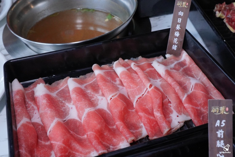 羽葉麻辣火鍋三重都會館|平日只要539元起 爽吃火鍋+百道熟食飲品甜點 加價升級套餐 浮誇肉海CP值高到爆表! @兔貝比的菲比尋嚐 羽葉麻辣火鍋三重都會館|平日只要539元起 爽吃火鍋+百道熟食飲品甜點 加價升級套餐 浮誇肉海CP值高到爆表! @兔貝比的菲比尋嚐