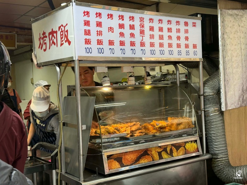 明峰烤肉飯 板橋超人氣排隊便當店 比起招牌烤肉飯 我更愛雞腿！ @兔貝比的菲比尋嚐