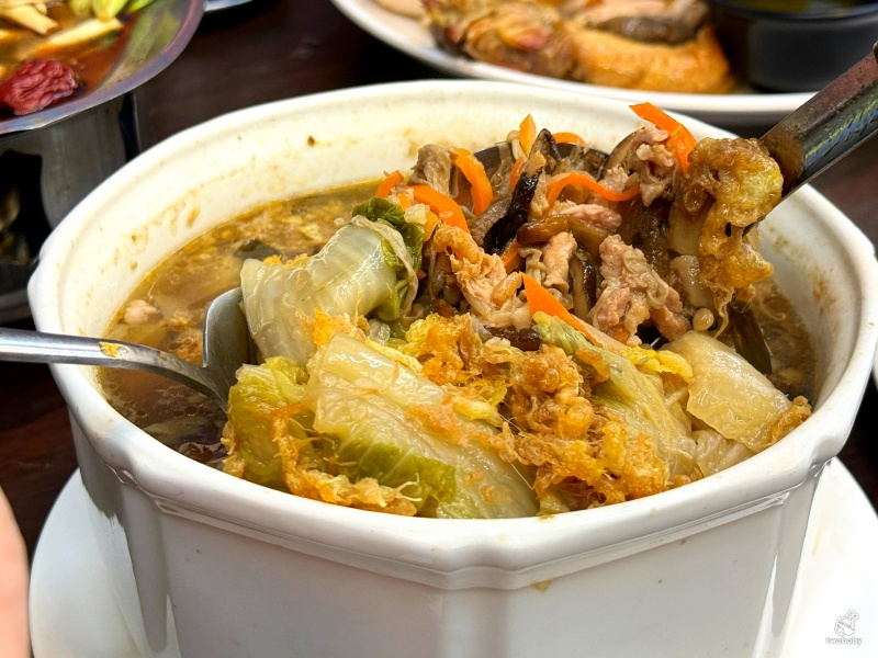 宜蘭百匯窯烤雞餐廳｜二連霸十大好食餐廳推薦，3000元10道菜免服務費，招牌窯烤雞必點 @兔貝比的菲比尋嚐