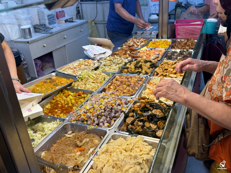 呷飯城 近20種餐盒便當通通65元 大雞腿＋四配菜只要85元 內用還炒麵吃到飽！ @兔貝比的菲比尋嚐
