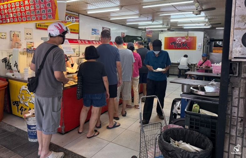 呷飯城 近20種餐盒便當通通65元 大雞腿＋四配菜只要85元 內用還炒麵吃到飽！ @兔貝比的菲比尋嚐