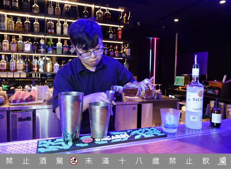 買醉串燒酒場宜蘭旗艦店｜霓虹派對＋串燒海鮮熱炒＋高顏調酒一次滿足！周末還有駐唱歌手唷～ @兔貝比的菲比尋嚐
