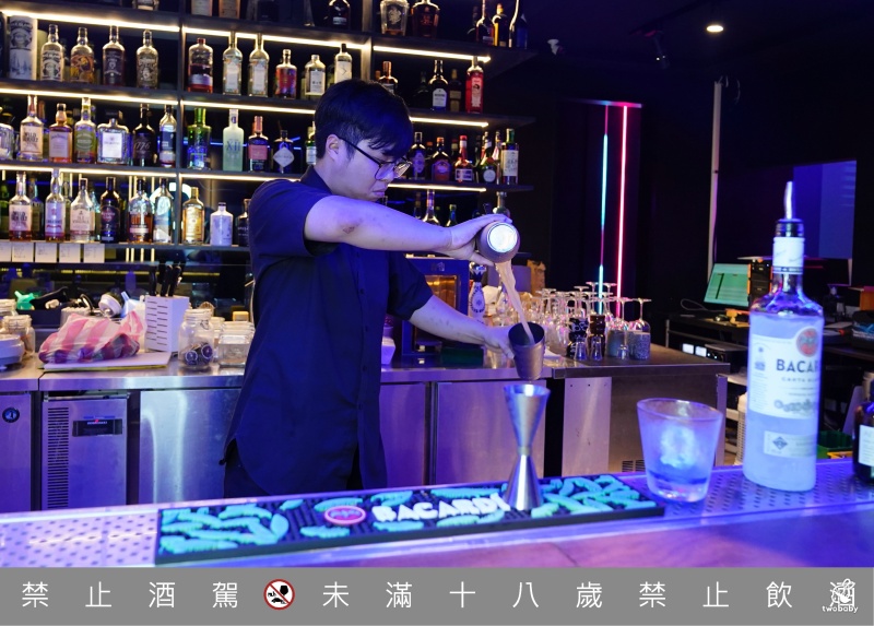 買醉串燒酒場宜蘭旗艦店｜霓虹派對＋串燒海鮮熱炒＋高顏調酒一次滿足！周末還有駐唱歌手唷～ @兔貝比的菲比尋嚐