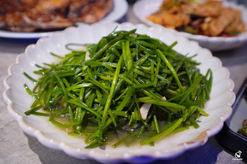 買醉串燒酒場宜蘭旗艦店｜霓虹派對＋串燒海鮮熱炒＋高顏調酒一次滿足！周末還有駐唱歌手唷～ @兔貝比的菲比尋嚐