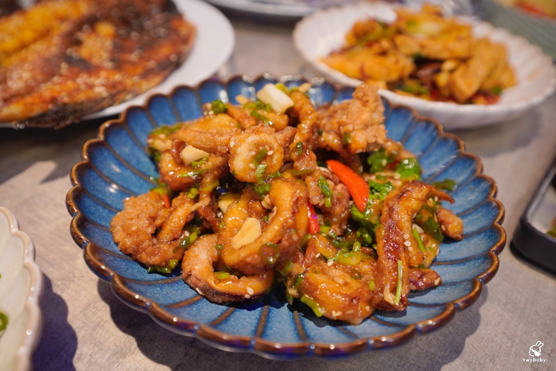 買醉串燒酒場宜蘭旗艦店｜霓虹派對＋串燒海鮮熱炒＋高顏調酒一次滿足！周末還有駐唱歌手唷～ @兔貝比的菲比尋嚐
