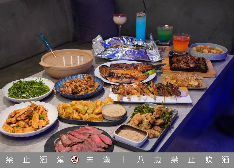 買醉串燒酒場宜蘭旗艦店｜霓虹派對＋串燒海鮮熱炒＋高顏調酒一次滿足！周末還有駐唱歌手唷～ @兔貝比的菲比尋嚐