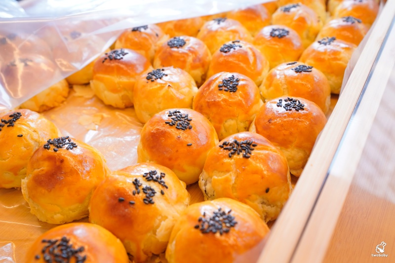 桃園超人氣伴手禮「水麥芽菓子烘焙工坊」蛋黃酥、鳳凰酥、太陽餅一次收服甜點控的心，中秋送禮必看！ @兔貝比的菲比尋嚐