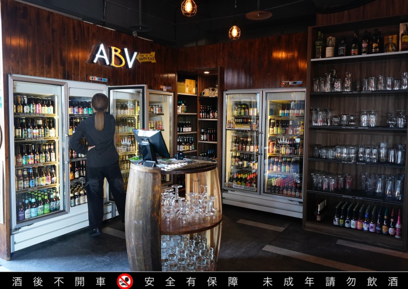 板橋高空景觀餐酒館｜ABV閣樓餐酒館板橋府中店 西蘇門答臘美食月 異國料理、300＋精釀啤酒 @兔貝比的菲比尋嚐