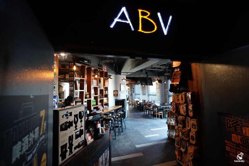 板橋高空景觀餐酒館｜ABV閣樓餐酒館板橋府中店 西蘇門答臘美食月 異國料理、300＋精釀啤酒 @兔貝比的菲比尋嚐