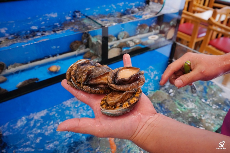 【基隆海鮮桌菜推薦】帝龍海產餐廳｜現撈海鮮好吃份量大 龍蝦三明治必點、蒜泥鮑魚板條、生菜蝦鬆 單點合菜都有 還有免費停車場 @兔貝比的菲比尋嚐