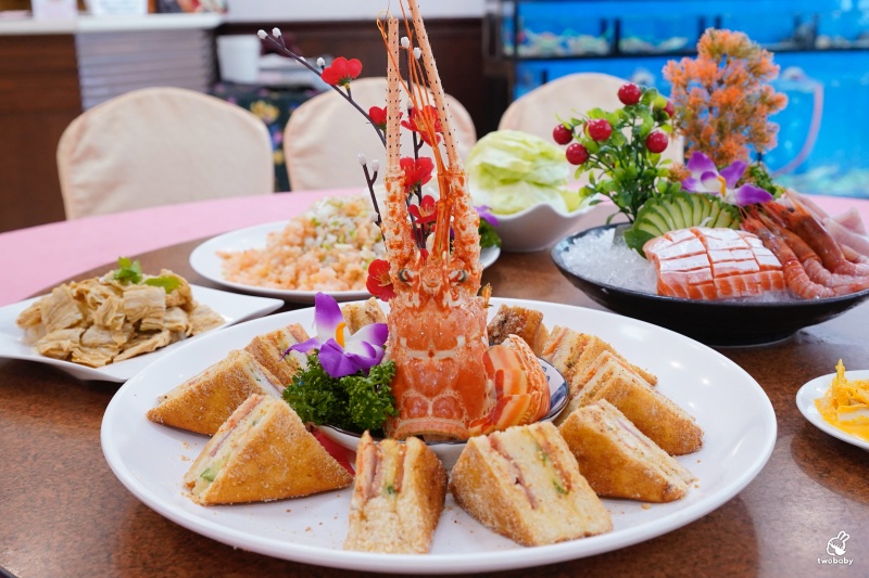 【基隆海鮮桌菜推薦】帝龍海產餐廳｜現撈海鮮好吃份量大 龍蝦三明治必點、蒜泥鮑魚板條、生菜蝦鬆 單點合菜都有 還有免費停車場 @兔貝比的菲比尋嚐