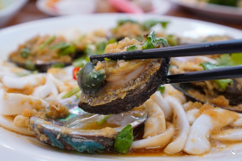 【基隆海鮮桌菜推薦】帝龍海產餐廳｜現撈海鮮好吃份量大 龍蝦三明治必點、蒜泥鮑魚板條、生菜蝦鬆 單點合菜都有 還有免費停車場 @兔貝比的菲比尋嚐