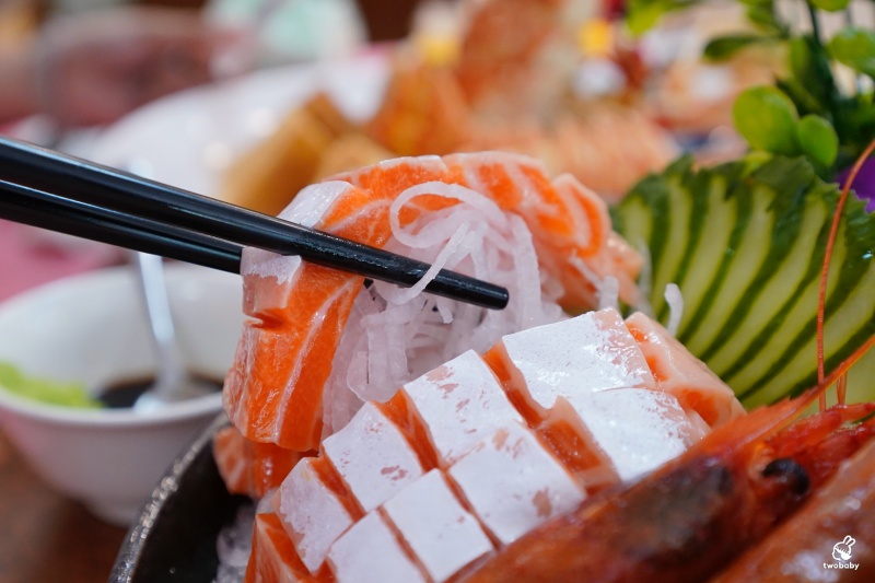 【基隆海鮮桌菜推薦】帝龍海產餐廳｜現撈海鮮好吃份量大 龍蝦三明治必點、蒜泥鮑魚板條、生菜蝦鬆 單點合菜都有 還有免費停車場 @兔貝比的菲比尋嚐