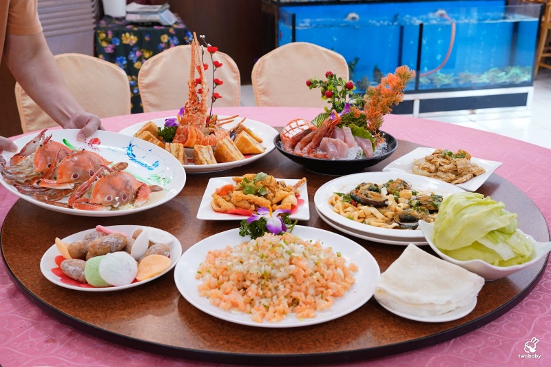 【基隆海鮮桌菜推薦】帝龍海產餐廳｜現撈海鮮好吃份量大 龍蝦三明治必點、蒜泥鮑魚板條、生菜蝦鬆 單點合菜都有 還有免費停車場 @兔貝比的菲比尋嚐