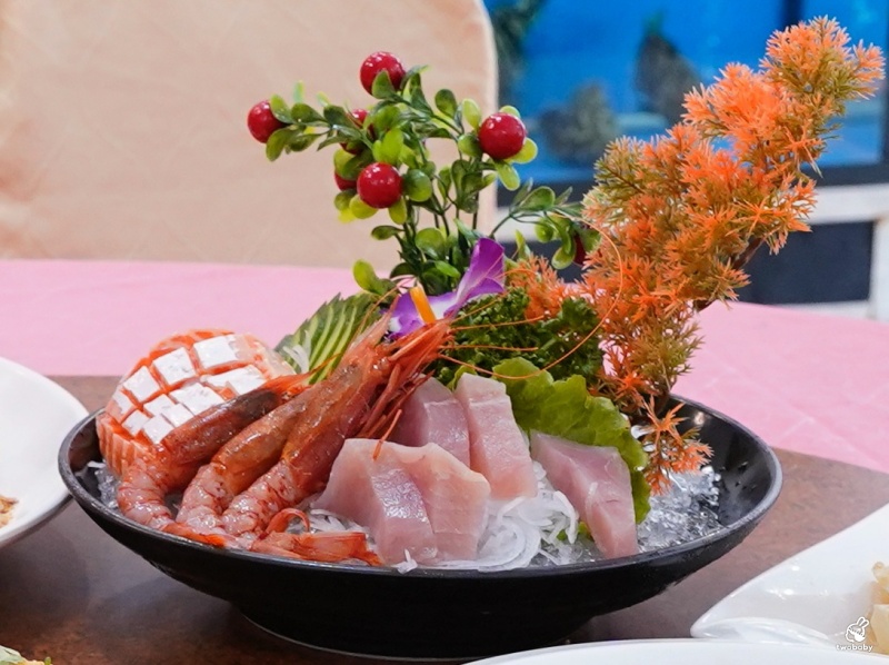 【基隆海鮮桌菜推薦】帝龍海產餐廳｜現撈海鮮好吃份量大 龍蝦三明治必點、蒜泥鮑魚板條、生菜蝦鬆 單點合菜都有 還有免費停車場 @兔貝比的菲比尋嚐