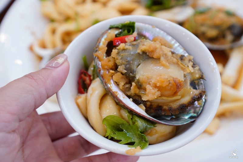 【基隆海鮮桌菜推薦】帝龍海產餐廳｜現撈海鮮好吃份量大 龍蝦三明治必點、蒜泥鮑魚板條、生菜蝦鬆 單點合菜都有 還有免費停車場 @兔貝比的菲比尋嚐
