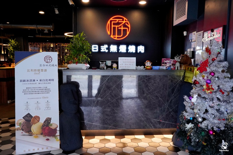 桃園燒肉吃到飽推薦｜匠夯日式無煙燒肉 和牛、海鮮、生魚片、火鍋雙享組合 出菜速度超快還有桌邊剝蝦服務！ @兔貝比的菲比尋嚐
