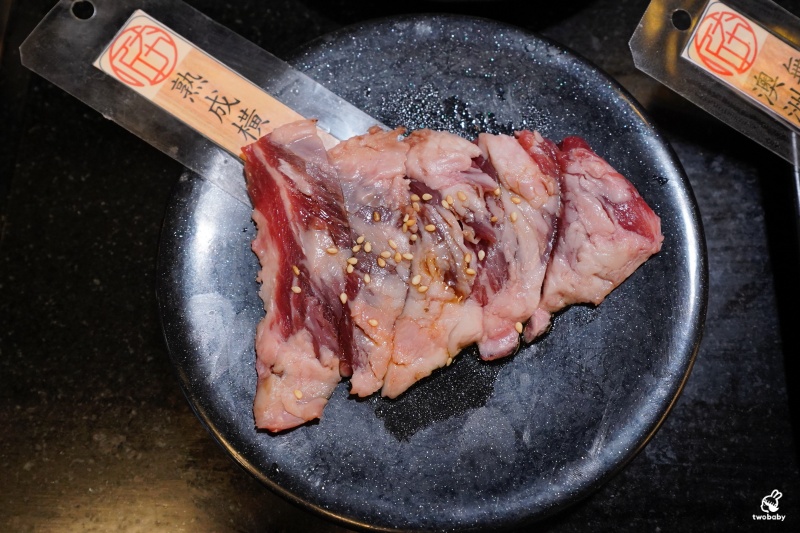 桃園燒肉吃到飽推薦｜匠夯日式無煙燒肉 和牛、海鮮、生魚片、火鍋雙享組合 出菜速度超快還有桌邊剝蝦服務！ @兔貝比的菲比尋嚐