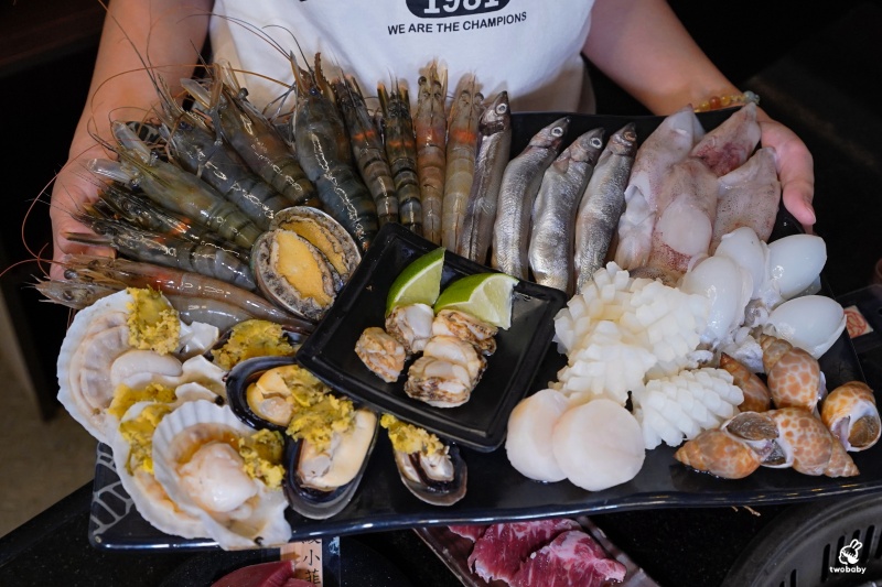 桃園燒肉吃到飽推薦｜匠夯日式無煙燒肉 和牛、海鮮、生魚片、火鍋雙享組合 出菜速度超快還有桌邊剝蝦服務！ @兔貝比的菲比尋嚐