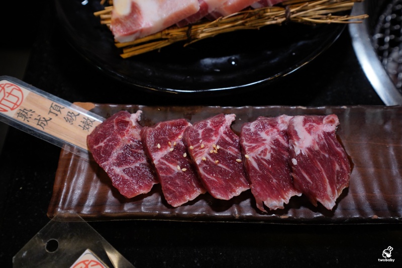 桃園燒肉吃到飽推薦｜匠夯日式無煙燒肉 和牛、海鮮、生魚片、火鍋雙享組合 出菜速度超快還有桌邊剝蝦服務！ @兔貝比的菲比尋嚐