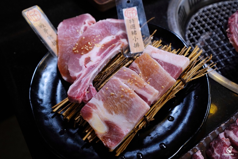 桃園燒肉吃到飽推薦｜匠夯日式無煙燒肉 和牛、海鮮、生魚片、火鍋雙享組合 出菜速度超快還有桌邊剝蝦服務！ @兔貝比的菲比尋嚐