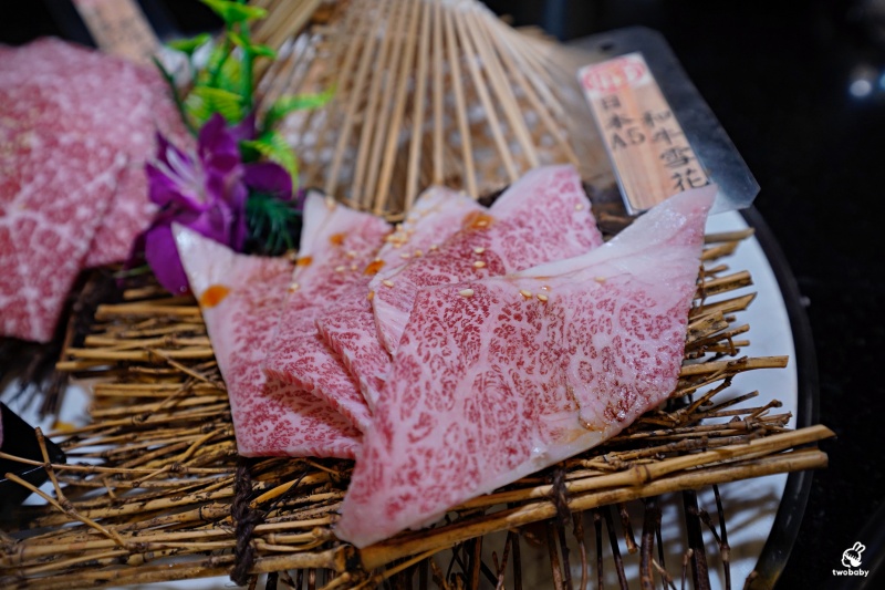 桃園燒肉吃到飽推薦｜匠夯日式無煙燒肉 和牛、海鮮、生魚片、火鍋雙享組合 出菜速度超快還有桌邊剝蝦服務！ @兔貝比的菲比尋嚐