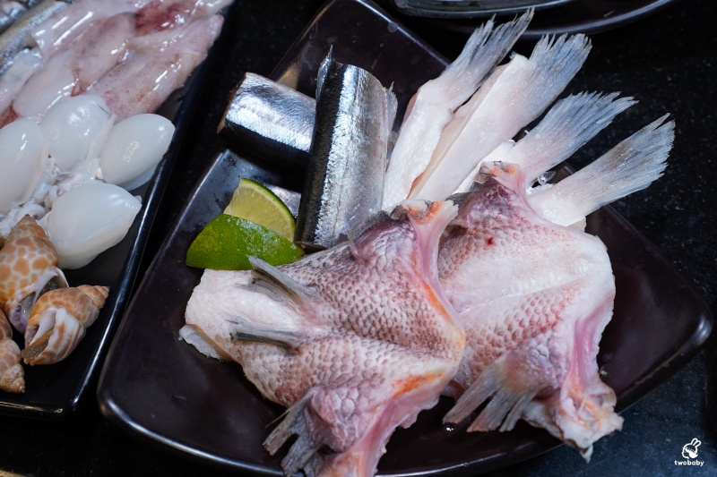 桃園燒肉吃到飽推薦｜匠夯日式無煙燒肉 和牛、海鮮、生魚片、火鍋雙享組合 出菜速度超快還有桌邊剝蝦服務！ @兔貝比的菲比尋嚐