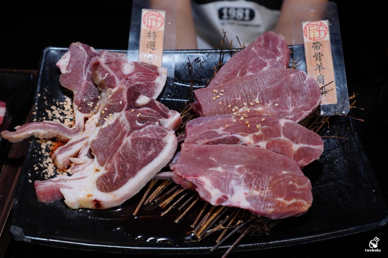 桃園燒肉吃到飽推薦｜匠夯日式無煙燒肉 和牛、海鮮、生魚片、火鍋雙享組合 出菜速度超快還有桌邊剝蝦服務！ @兔貝比的菲比尋嚐