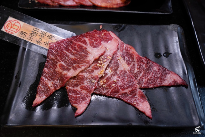 桃園燒肉吃到飽推薦｜匠夯日式無煙燒肉 和牛、海鮮、生魚片、火鍋雙享組合 出菜速度超快還有桌邊剝蝦服務！ @兔貝比的菲比尋嚐