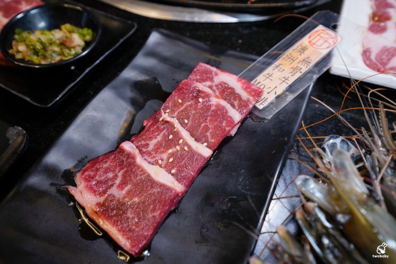 桃園燒肉吃到飽推薦｜匠夯日式無煙燒肉 和牛、海鮮、生魚片、火鍋雙享組合 出菜速度超快還有桌邊剝蝦服務！ @兔貝比的菲比尋嚐