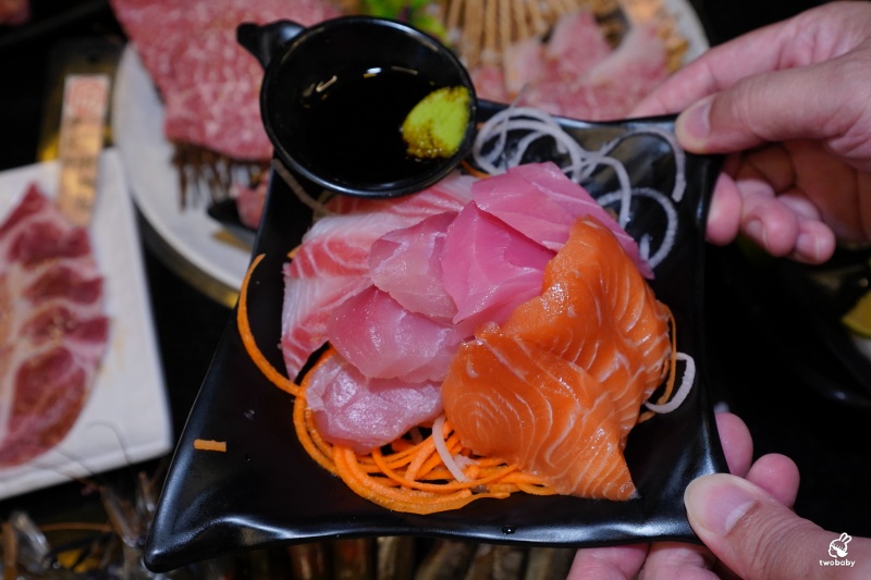 桃園燒肉吃到飽推薦｜匠夯日式無煙燒肉 和牛、海鮮、生魚片、火鍋雙享組合 出菜速度超快還有桌邊剝蝦服務！ @兔貝比的菲比尋嚐