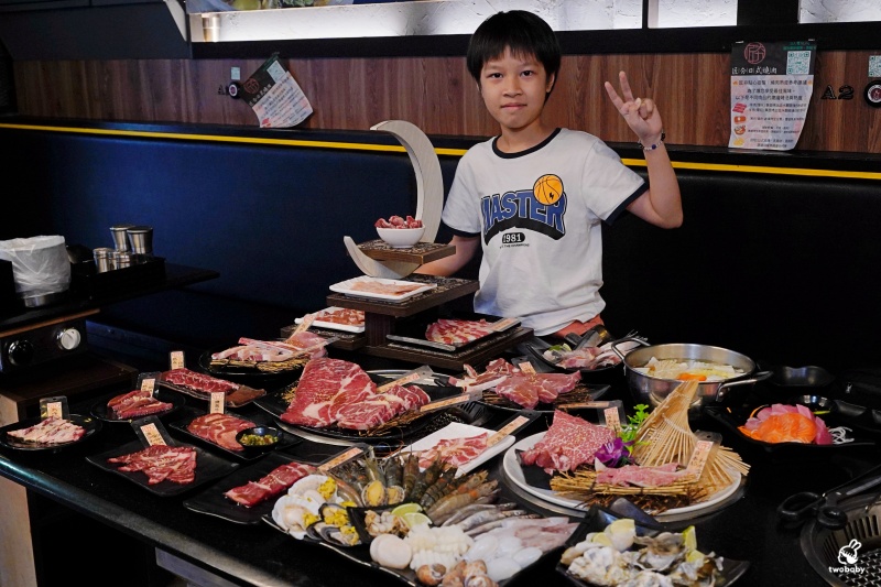 桃園燒肉吃到飽推薦｜匠夯日式無煙燒肉 和牛、海鮮、生魚片、火鍋雙享組合 出菜速度超快還有桌邊剝蝦服務！ @兔貝比的菲比尋嚐