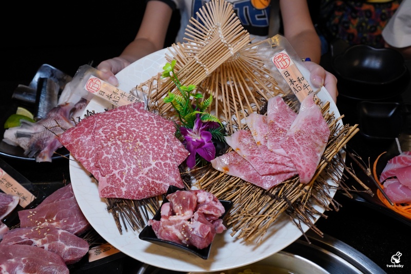 桃園燒肉吃到飽推薦｜匠夯日式無煙燒肉 和牛、海鮮、生魚片、火鍋雙享組合 出菜速度超快還有桌邊剝蝦服務！ @兔貝比的菲比尋嚐