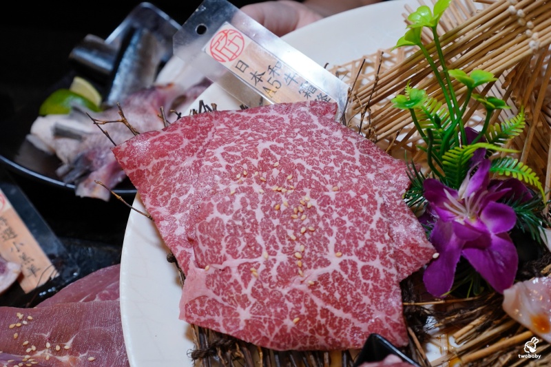 桃園燒肉吃到飽推薦｜匠夯日式無煙燒肉 和牛、海鮮、生魚片、火鍋雙享組合 出菜速度超快還有桌邊剝蝦服務！ @兔貝比的菲比尋嚐