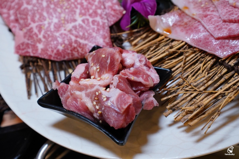 桃園燒肉吃到飽推薦｜匠夯日式無煙燒肉 和牛、海鮮、生魚片、火鍋雙享組合 出菜速度超快還有桌邊剝蝦服務！ @兔貝比的菲比尋嚐