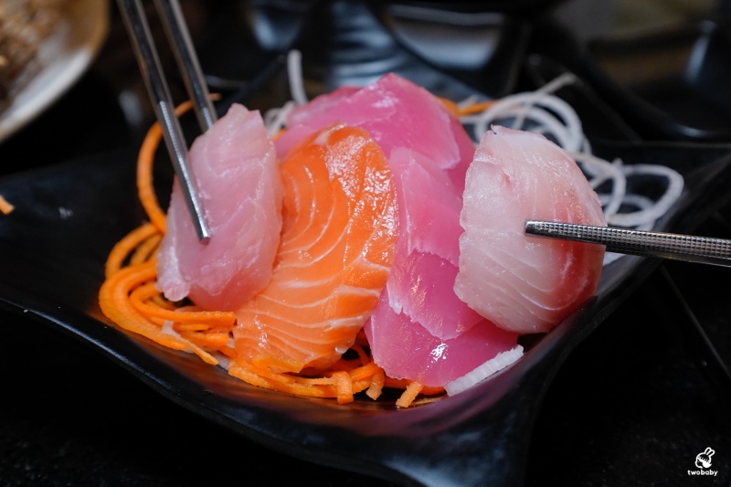 桃園燒肉吃到飽推薦｜匠夯日式無煙燒肉 和牛、海鮮、生魚片、火鍋雙享組合 出菜速度超快還有桌邊剝蝦服務！ @兔貝比的菲比尋嚐