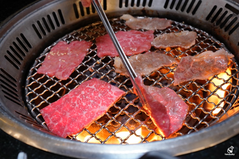 桃園燒肉吃到飽推薦｜匠夯日式無煙燒肉 和牛、海鮮、生魚片、火鍋雙享組合 出菜速度超快還有桌邊剝蝦服務！ @兔貝比的菲比尋嚐